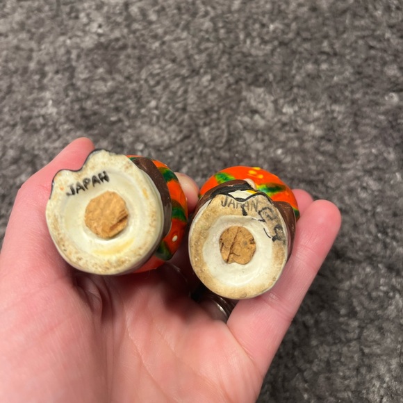 Vintage salt and pepper shakers - Picture 2 of 5